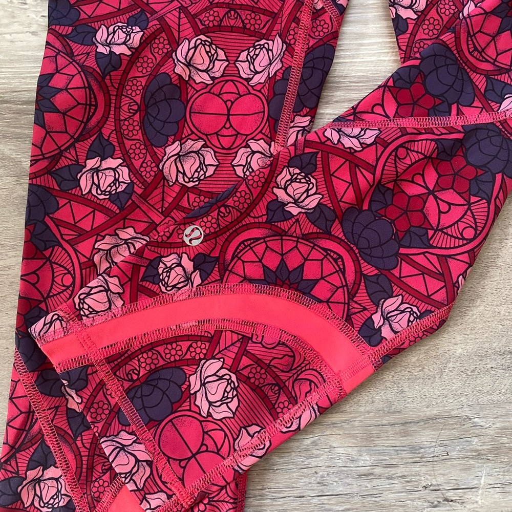 Lululemon Run Inspire crop II Prisma Guava Lava printed size 6